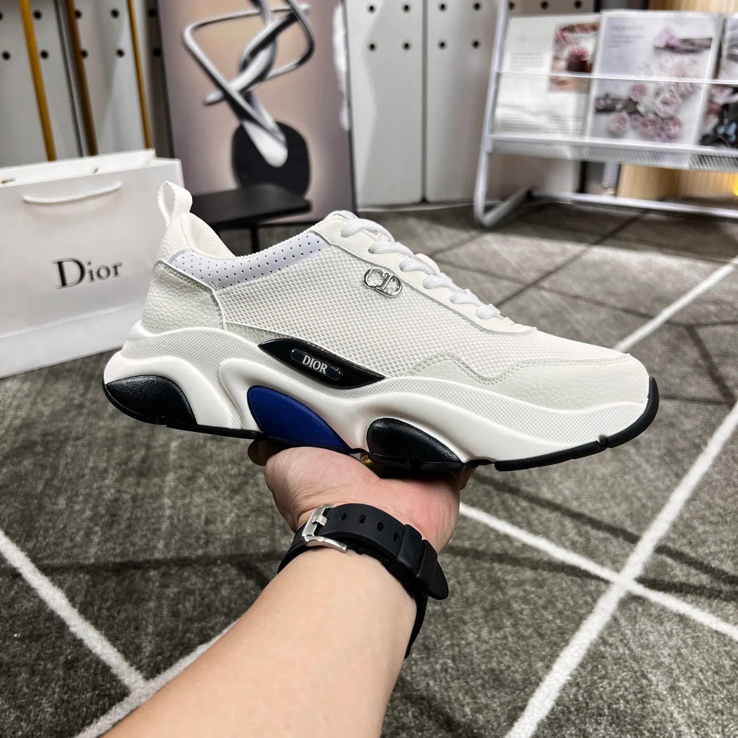 Factory price: 438💰Dior's new casual men's shoes👉 👉 Fashionable and versatile, 💞 simple and elegant style, 🔊 The fabric is made of imported cowhide with mesh, ☑️breathable mesh lining, sheepskin feet, original wear-resistant rubber outsole, exclusive new style, actual shot, three colors available, code number: 38-44, (45 can be customized)
